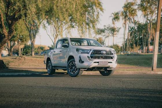 TOYOTA HILUX 2.8 D-4D TURBO DIESEL CD SRX 4X4 AUTOMÁTICO TOYOTA HILUX 2.8 D-4D TURBO DIESEL CD SRX 4X4 AUTOMÁTICO